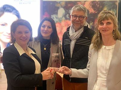 Roquette Beauté receive a Microbiome-Friendly certification trophy